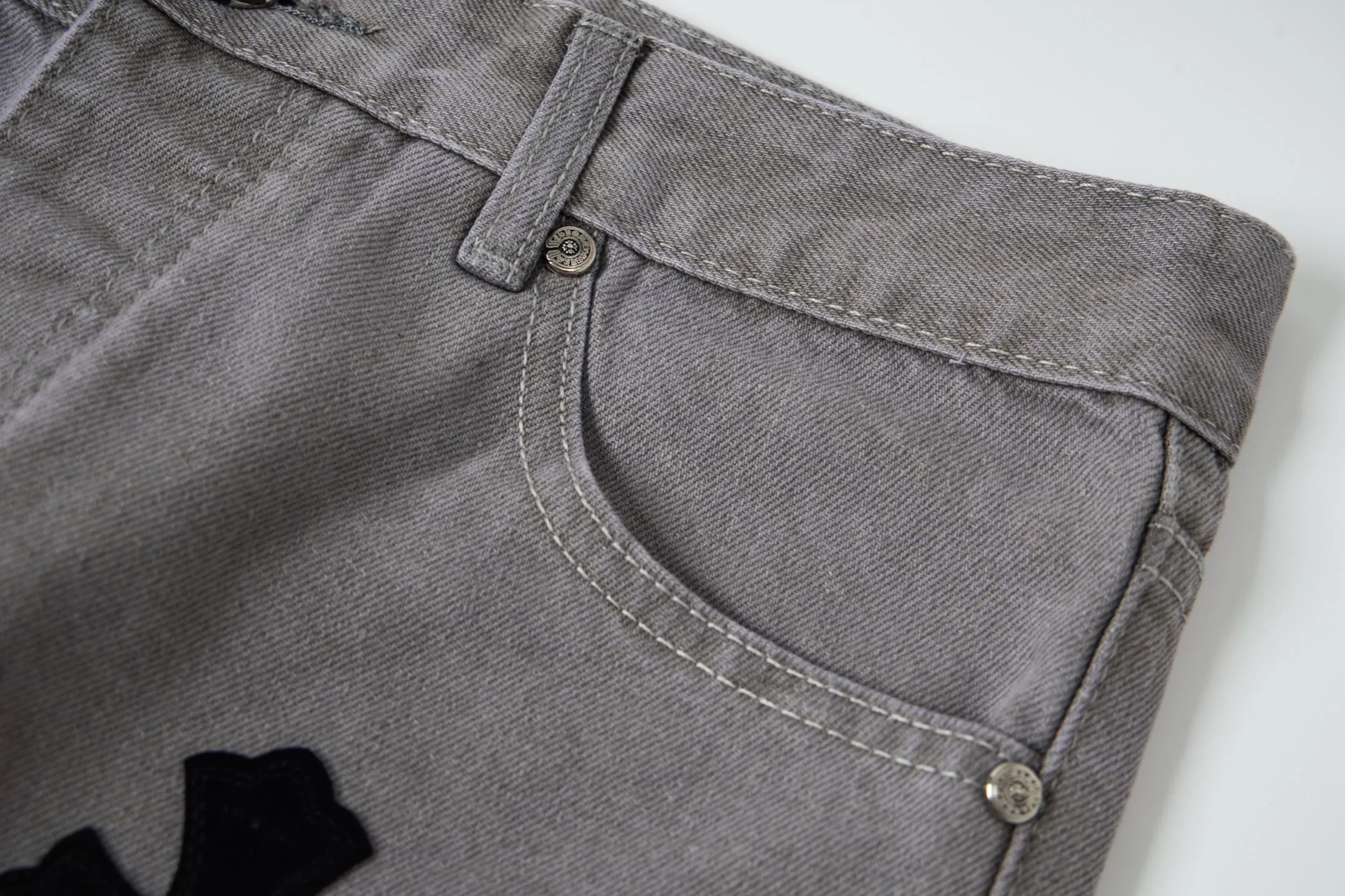 P300 💰 (Top version) Chrome Hearts Gray Cow King Jeans Multi-Leather Standard Work Jeans CH Jeans All need to be washed and then disassembled and hand-stitched with sheepskin cross leather and then spliced to complete. The whole process is too complicated to describe. About Chrome Hearts This is an extremely luxurious fashion brand that can also be called the nobility of the high street. It has always been an exclusive brand for some hipsters or the rich second generation. Compared with ordinary high streets, it is more luxurious and noble. Compared with luxury brands, it has a more fashionable personality. It has always been a brand that I have a special liking for. Color: Gray Size: 28-30-32-34-36 (corresponding to S-M-L-XL-XXL)